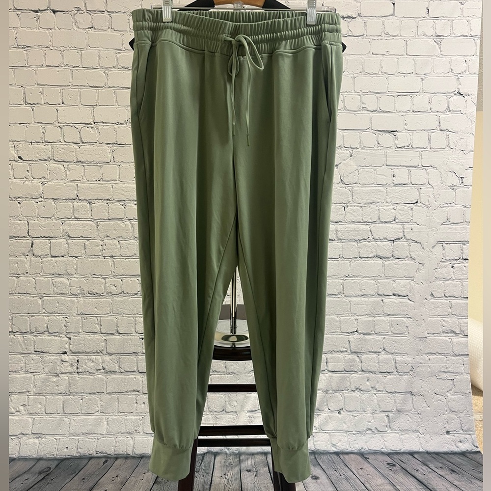 Loft NWOT Lou & Grey joggers size L